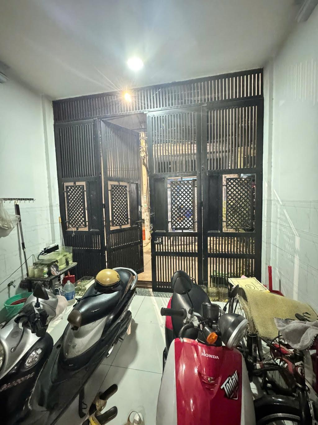 BÁN NHÀ 3 TẦNG, HẺM XE HƠI PHẠM VĂN ĐỒNG,  56M², SỔ NỞ HẬU, GIÁ 6.4 TỶ TL - Ảnh chính